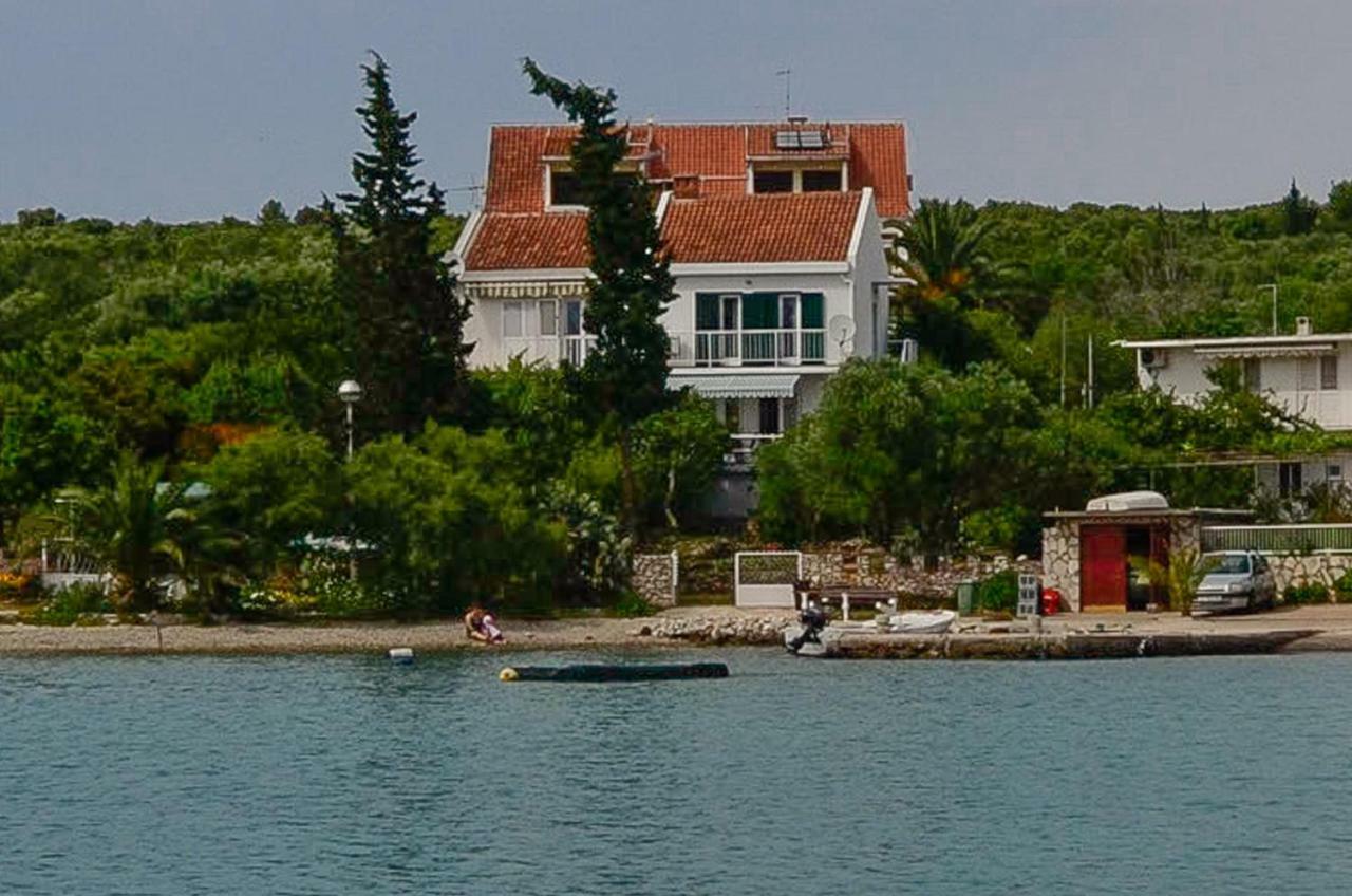 Holiday Home Loviste Bagian luar foto