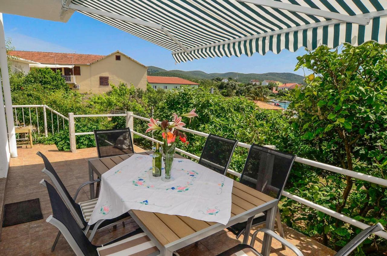 Holiday Home Loviste Bagian luar foto