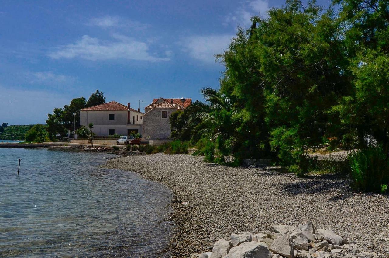 Holiday Home Loviste Bagian luar foto