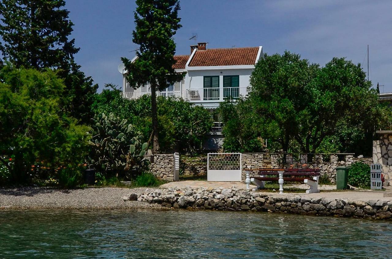 Holiday Home Loviste Bagian luar foto