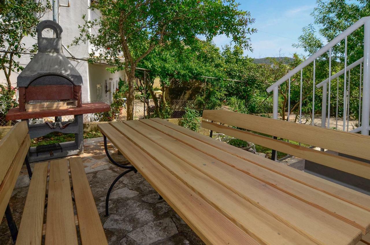 Holiday Home Loviste Bagian luar foto