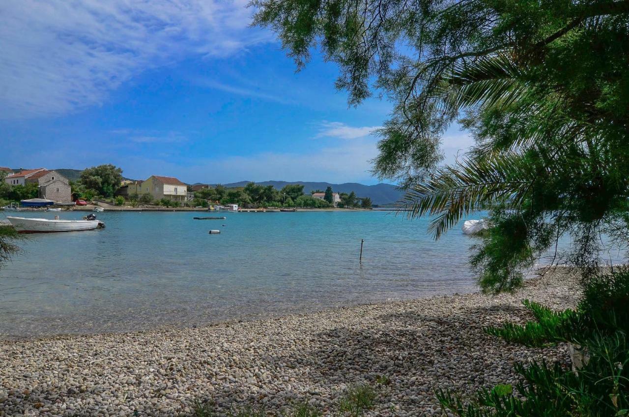 Holiday Home Loviste Bagian luar foto