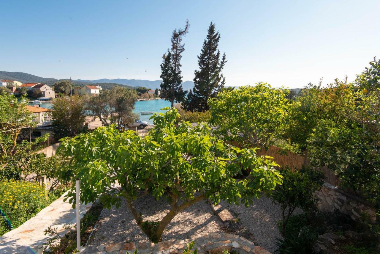 Holiday Home Loviste Bagian luar foto