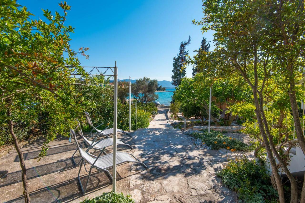 Holiday Home Loviste Bagian luar foto