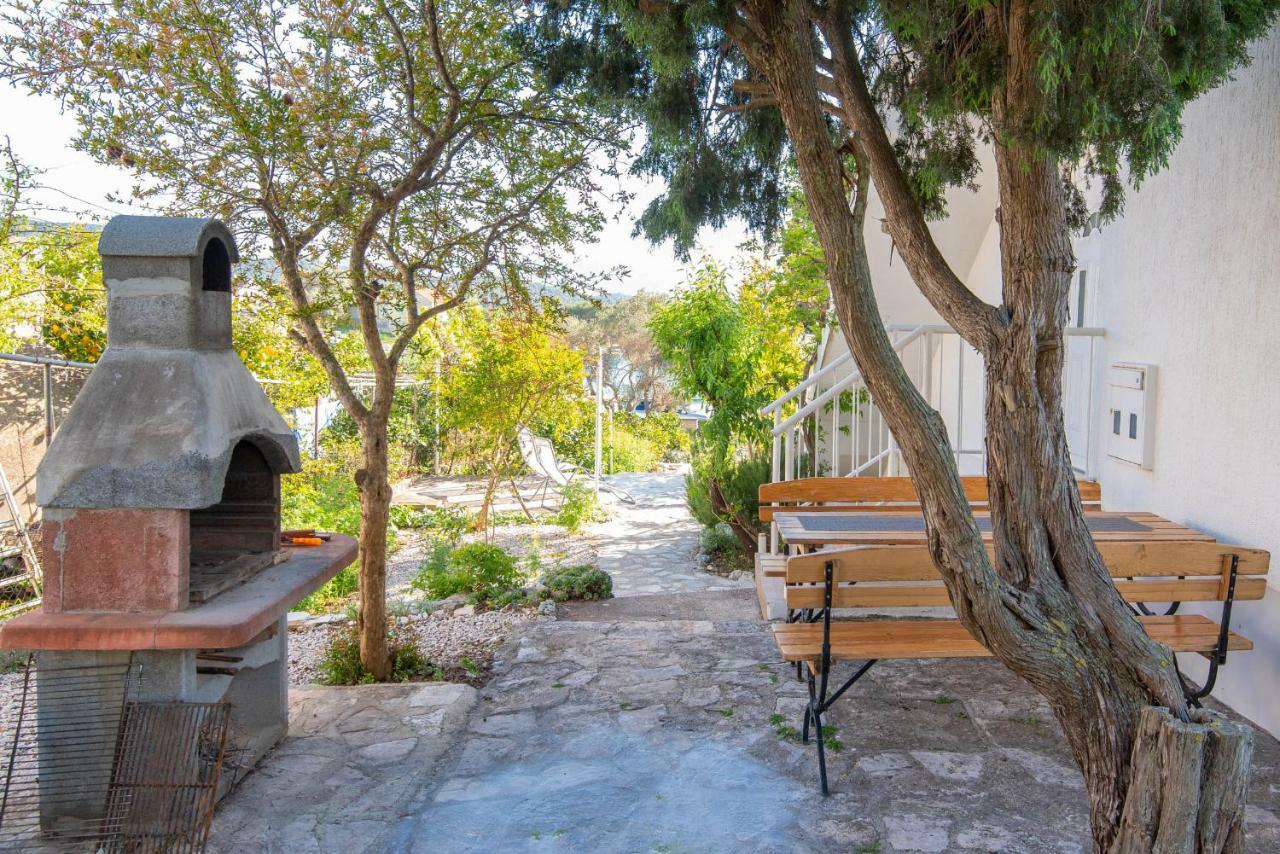 Holiday Home Loviste Bagian luar foto