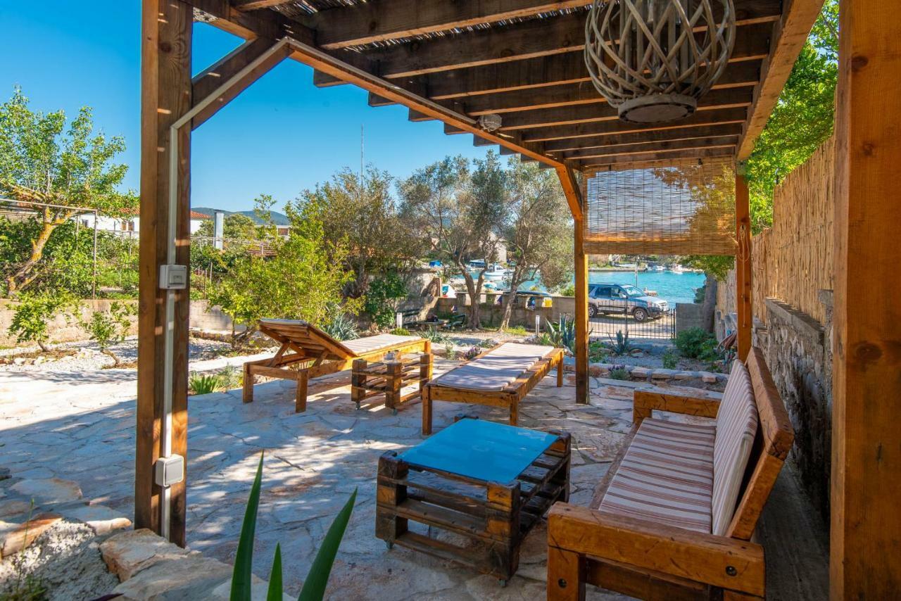 Holiday Home Loviste Bagian luar foto
